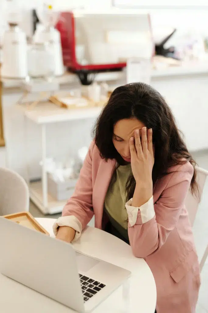 Femme fatiguée ayant du mal à gérer son temps